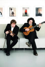 Die Strottern - Clemens Lendl (Violine und Gesang) und David Müller (Gitarre und Gesang)