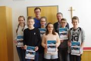 von links: Laura Füssel (4a), Simon Eder (4b), Prof. Mag. Franz Hofer (Mathematikprofessor von Simon Eder), Rosalie Sommer (4d Gymnasium), Hannah Sigl (4c), Direktor Mag. Nikolaus Stelzer, Jakob Prieschl (4d Realgymnasium), Alexander Arnreiter (4e)