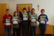 von links: Lukas Stögmüller (4d), Peter Furtmüller (4c), Direktor Mag. Nikolaus Stelzer, Sieger Martin Scharinger (4e), Prof. OStR Mag. Thomas Krannich (Physikprofessor von Martin Scharinger), Sechstplatzierter Marvin Pürmayr (4b) und Kilian Hofmann (4a)