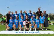 Prof. Mag. Martina Schuster und Prof. Mag. Franz Hofer mit den erfolgreichen Spielerinnen!  Foto: Mädchenfußballliga
