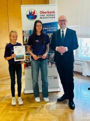 Maria Mager (2c Klasse) und Anika Leblhuber (6b Klasse) mit dem Linzer Bürgermeister, Mag. Dietmar Prammer, MBA bei der Siegerehrung.