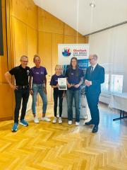 Organisator Günther Weidlinger (ganz links), Prof. Mag. Sonja Nigl und der Linzer Bürgermeister Mag. Dietmar Prammer, MBA mit den erfolgreichen Schülerinnen des BG/BRG Rohrbach.