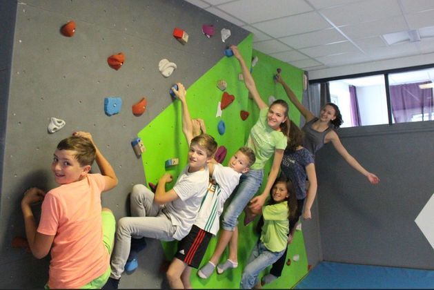 in-den-pausen-ist-im-rohrbacher-gymnasium-jetzt-klettern-angesagt